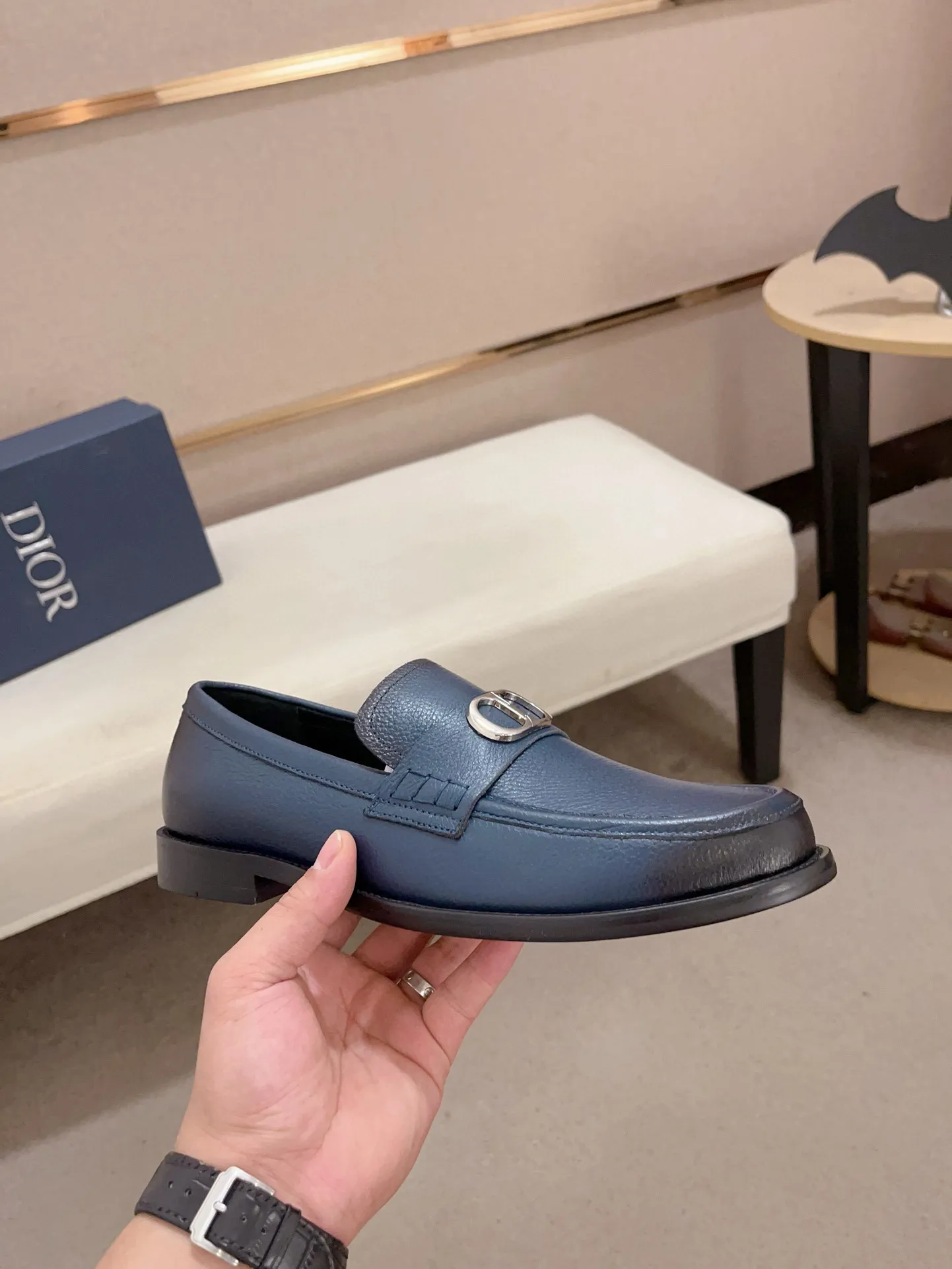 Men's shoes 💰: 560💰 High-end version of Dior Dior's new series. Famous actors and internet celebrities wear super popular designs. The sculptures of French artist Niki de Saint Phalle are designed as rings. Material: Imported original material ➕Painted cowhide Foot pads: cowhide Outsole: Rubber outsole Men's shoe size: 38~44 Can be customized to size 45